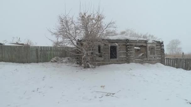 Zimowa Scena Wiejskiej Syberyjskiej Wiosce Śnieg Pada Stary Dom Khakassia — Wideo stockowe