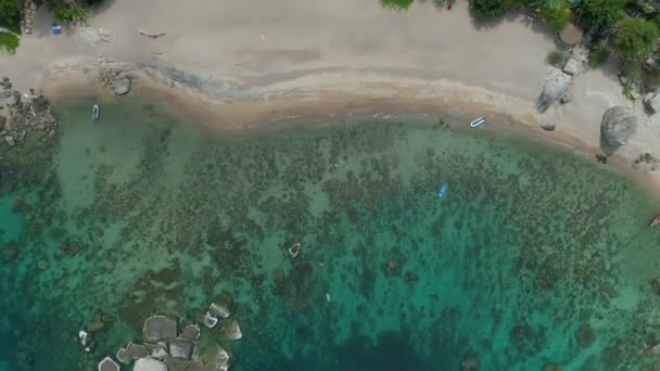 Lenyűgöző Thai Paradicsom Egy Hajó Korall Lagúna Pálmafák Kristálytiszta Tenger — Stock videók