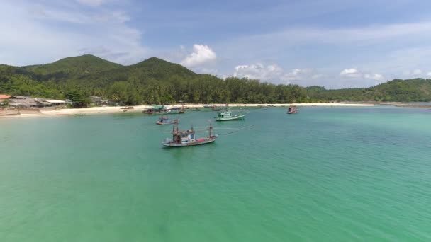 渔船从泰国Koh Pha Ngan驶入大海 — 图库视频影像