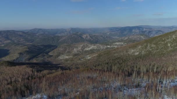 西伯利亚令人叹为观止的山景 展现蓝天 白雪覆盖的山峰和茂密的针叶林 伊尼西河蜿蜒穿过树林 阿巴坎Khakasia平静的春天风景 — 图库视频影像