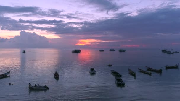 在高涛上空凝视着泰国的日落 白色的船沿着五彩斑斓的海岸线航行 汹涌澎湃的云彩造就了迷人的海景 — 图库视频影像