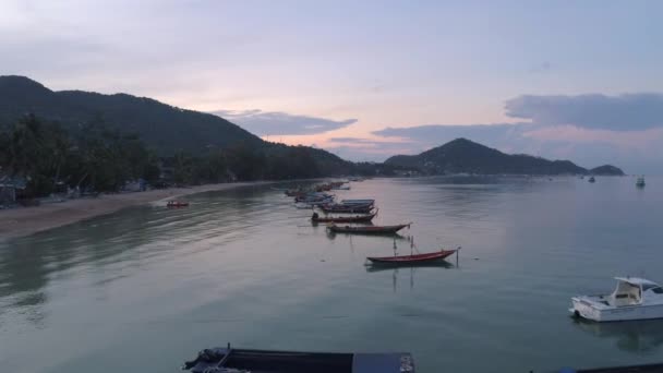 Nascer Sol Colorido Sobre Barcos Costa Tailândia Nuvens Vibrantes Enchem — Vídeo de Stock