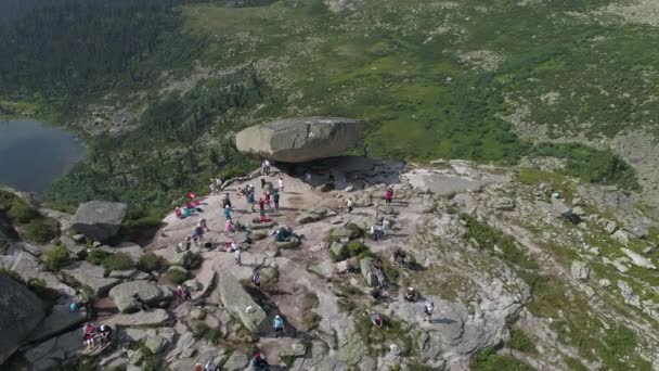 Turistas Exploram Ergaki Sibéria Caminhando Sobre Rochas Alcançando Montanhas Pico — Vídeo de Stock