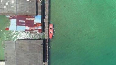 Tayland 'da canlı bir balıkçı köyünün büyüleyici hava görüntüleri, tekneler, balıkçılar, deniz kenarındaki evler ve güzel deniz. Seyahat meraklıları için eşsiz bir hayatı tecrübe etmek mükemmeldir.