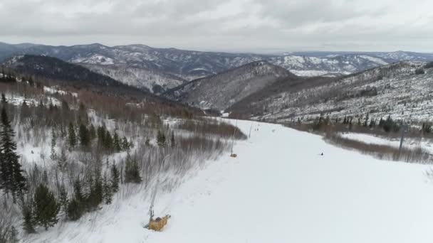 시베리아 사야노고르스크에서 스키를 숨막히는 풍경에서 넘치는 스포츠 체험을 즐겨보세요 — 비디오