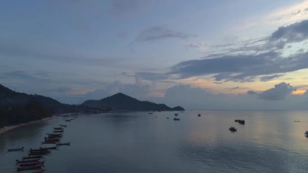 Splendido Tramonto Sul Mare Tailandese Con Nuvole Colorate Che Riflettono — Video Stock
