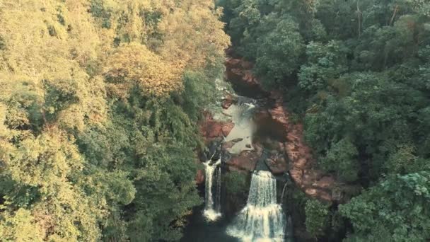 Drone Rejestruje Wspaniałą Podróż Przez Bujny Las Deszczowy Koh Kood — Wideo stockowe