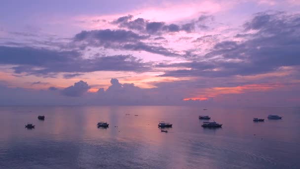 Een Prachtige Thaise Kustlijn Bij Zonsondergang Met Levendige Kleuren Een — Stockvideo
