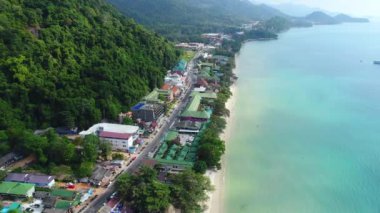 Drone, Koh Chang, Tayland 'daki 4K' lık beyaz kumsal manzarasını yakalıyor. Bu tropikal adanın güzelliğini hissedin..