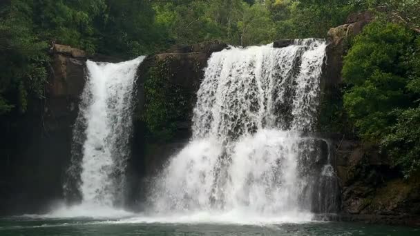 Stunning Slow Motion Video Beautiful Waterfall Hawaii Captures Exotic Beauty — Stock Video