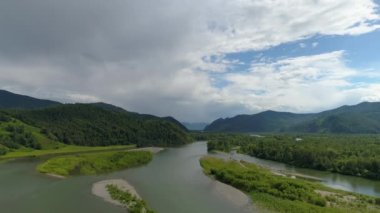 Sibirya 'daki sisli Hakassia Vadisi' nin nefes kesici hava manzarası. Nehir, orman, dağlar ve yemyeşil manzaraların huzurlu güzelliği. Huzurlu yaz tatili için ideal..