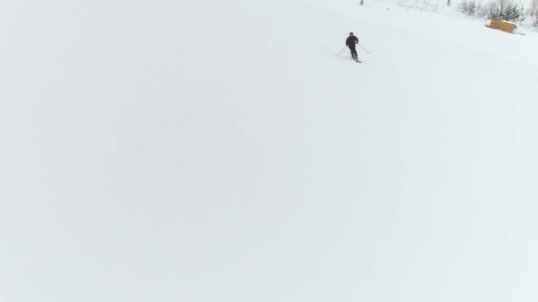 Відео Показує Чоловіка Який Катається Лижах Горах Сибіру Хакасія Підкреслюючи — стокове відео