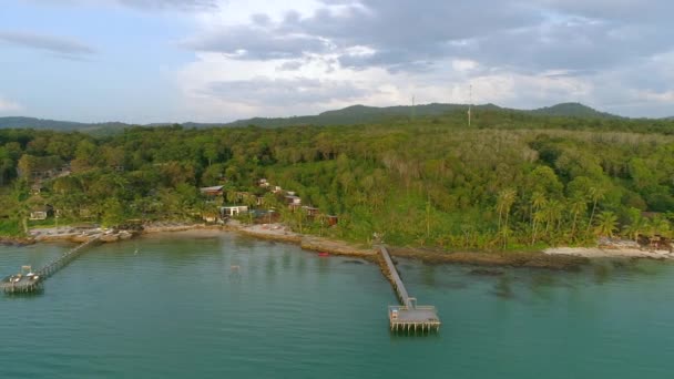 ホテル 木製の桟橋 原始的な砂浜を持つタイの素晴らしいビーチ コッドとコ カクのパラダイスのような雰囲気を感じる — ストック動画