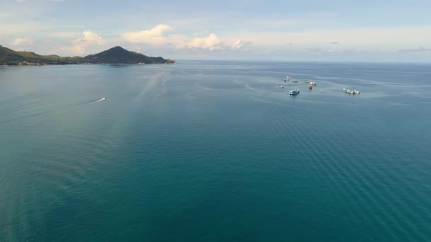 Impresionante Vista Playa Con Aguas Azules Claras Barcos Balanceándose Visite — Vídeo de stock