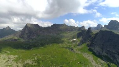 Sibirya 'daki Ergaki Dağları' nın Birdsabakan Havacılık manzarası. Destansı bulutlar ve parkur ve yürüyüş için manzara. Yeşil çayırlar, yüksek tepeler, sakin göller manzaralı kırsal kesimlerde..