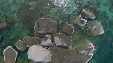 İnsanlar yüzüyor, dalıyor, şnorkelle yüzüyor, Tayland 'daki Tanote Körfezi' nin güzel manzarasının tadını çıkarıyor..