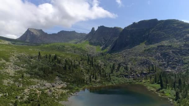 Letecký Záznam Ohromujícího Jezera Sibiři Horami Zelenými Poli Zvlněnými Kopci — Stock video
