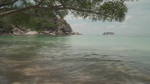 Vibrerande Solnedgång Över Thailändska Stranden Båtar Havet Upplyst Kustlinje Fantastisk — Stockvideo
