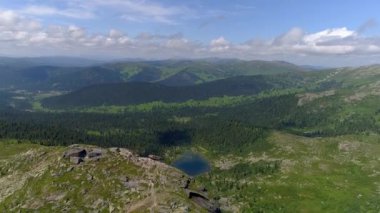 Göz kamaştırıcı Sibirya dağları ve yukarıdan çekilen manzaralar.