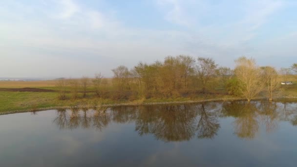 Drone Aéreo Captura Deslumbrante Reflexão Florestal Lago Calmo Com Céu — Vídeo de Stock