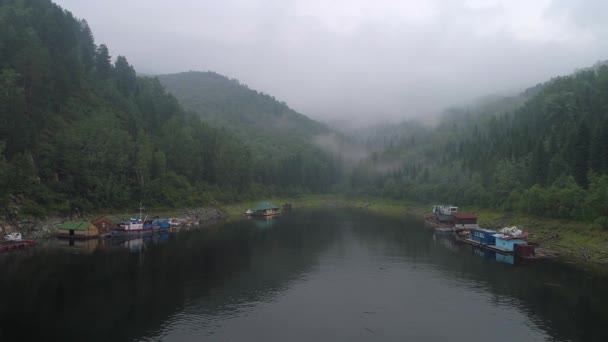 西伯利亚福吉河湾有船 烟雾弥漫的森林景观 — 图库视频影像