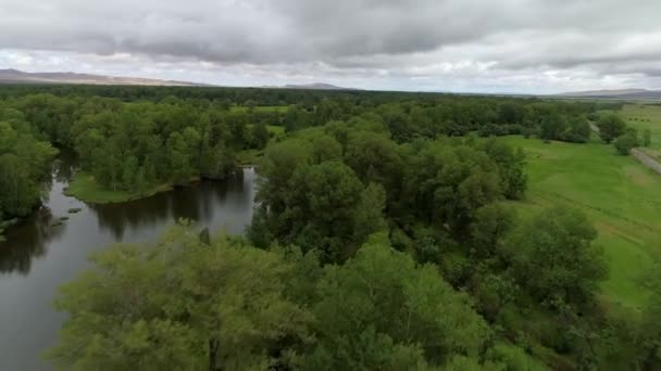 Heiteres Russisches Dorf Mit Altem Haus Fluss Und Landschaftlicher Schönheit — Stockvideo