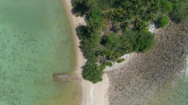 Tayland 'da Sandy Isthmus Ko Ma Sahili' ni keşfedin. Bakir kıyıların, berrak denizin ve gür palmiye ağaçlarının güzelliğinin tadını çıkar..