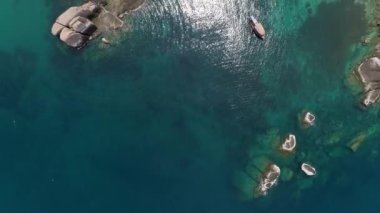 Tanote Körfezi, Tayland 'da kristal berrak sular, çarpıcı sahil şeridi, tekneler ve kaya oluşumları için şnorkel. Su altı dünyasını keşfedin..