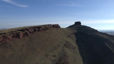 Büyüleyici Sibirya Stonehenge 'ini keşfedin, Hakasya' da büyüleyici antik bir kaya oluşumu. Manzaraya dalın ve gizemlerini bu büyüleyici seyahat videosuna çözün..