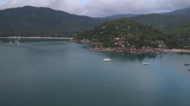 Berrak suları, beyaz kumu ve yelkenli yatları ile göz kamaştırıcı Tayland sahilleri..