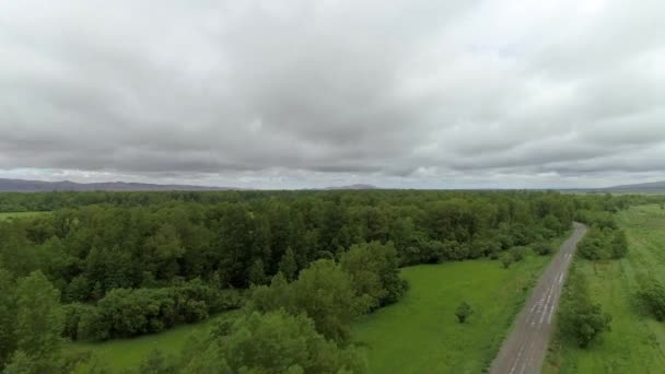 Dramática Vista Aérea Del Cielo Tormentoso Sobre Carretera Boscosa Khakassia — Vídeo de stock