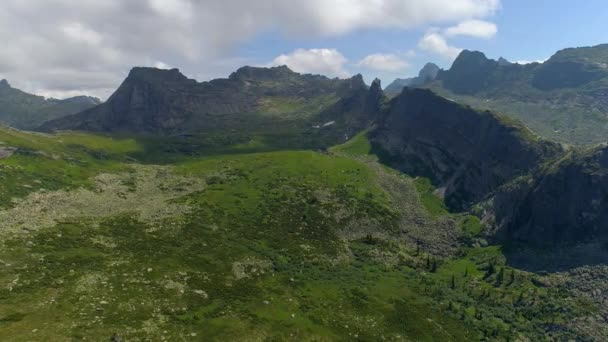 Atemberaubende Luftaufnahmen Einer Atemberaubenden Sibirischen Berglandschaft Mit Epischen Wolken Grünen — Stockvideo