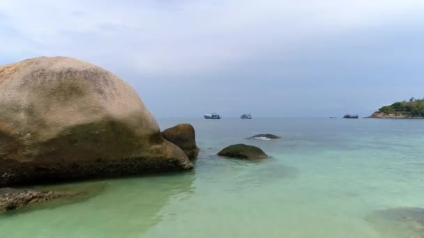 Atemberaubende Luftaufnahme Von Booten Die Kristallklaren Wasser Von Chumphon Thailand — Stockvideo