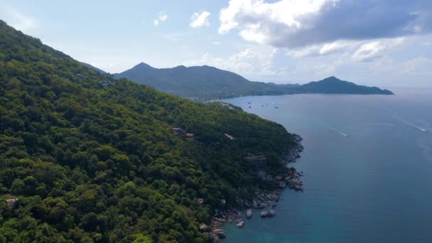코타오 다채로운 해안선을 비추기 때문에 보트는 바다를 활기찬 하늘과 고요한 — 비디오