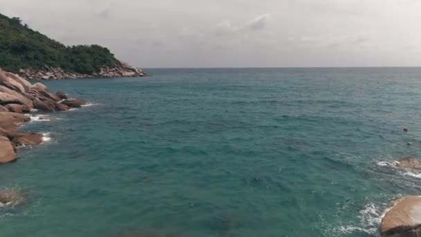 Csónakok Vitorláznak Secret Beach Mentén Koh Taoban Thaiföldön Snorkelling Kristálytiszta — Stock videók