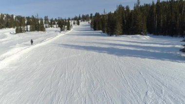Kayakçı Rusya 'nın Ergaki kentinde süzülerek çarpıcı bir kış manzarası sergiliyor. Hava görüntüsü dağları, ormanları, tarlaları yakalar, nefes kesici seyahat deneyimleri yaratır..