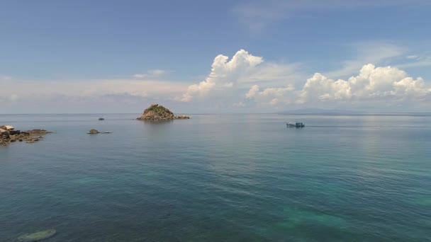 Лодки Плывут Около Небольшого Острова Океане Окруженного Красивым Морским Пейзажем — стоковое видео