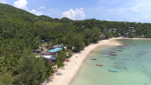 泰国Ko Pha Ngan的热带海滩 清澈的大海棕榈树小船色拉德海滩和沙滩海岸线的宁静美景 — 图库视频影像