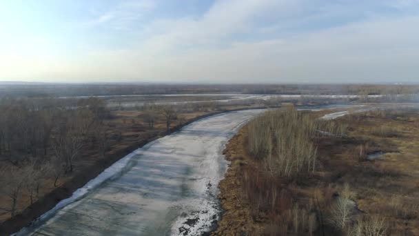 Prachtig Siberisch Landschap Met Blauwe Lucht Stadsgezicht Stromende Rivier Uitgestrekte — Stockvideo