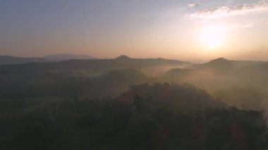 Tayland 'daki Doi Inthanon Ulusal Parkı' ndaki sisli dağların ve yemyeşil ormanların nefes kesici manzarası. Güneş doğar, dingin manzaraya güzel ışınlar saçar..
