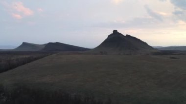 Sunduki, Sibirya Stonehenge 'in büyüleyici güzelliğini görün. Altın saat boyunca çarpıcı dağ manzarasına, bozkıra ve antik taş oluşumlarına hayret edin. Gök gürültülü fırtınalara kapıl.