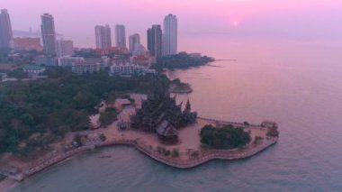 Huzurlu denizin üzerinde Pattayacity 'in günbatımının güzelliğini hissedin. Huzurlu bir yer arayan seyahat meraklıları için mükemmel..