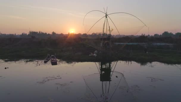 在泰国一个宁静的荷花湖上 阳光灿烂 花朵繁茂 晨雾轻柔 阳光的反射创造出迷人的景象 — 图库视频影像