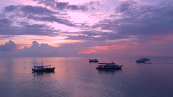 Захід Сонця Над Морем Різнокольоровими Хмарами Човнами Пливуть Уздовж Узбережжя — стокове відео