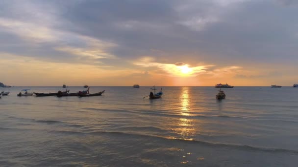 Puesta Sol Vibrante Sobre Mar Con Barcos Nubes Colores Una — Vídeo de stock