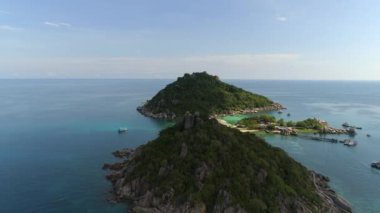 Kristal berrak sular ve el değmemiş plajlarla Tayland tropikal adalarının güzelliğini tecrübe edin. Koh Nangyuan ve Koh Tao 'yu keşfedin büyüleyici deniz ve yemyeşil alan. Cennette nihai plaj kaçamağı.