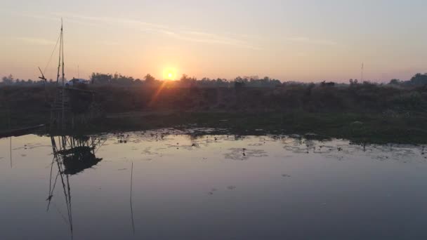 Wschód Słońca Nad Spokojnym Jeziorem Udon Thani Tajlandia Czerwone Kwiaty — Wideo stockowe