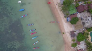 Koh Tao 'daki renkli liman manzarası göz kamaştırıcı. Tropikal yaz tatilinde nefes kesici manzara ve turkuaz deniz..