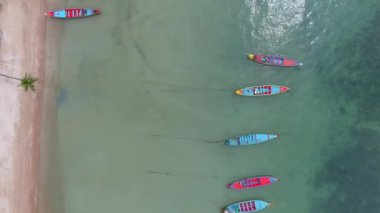 Çarpıcı liman manzaraları, canlı renkler ve Koh Tao 'da tropik bir cennet. Kendinizi turkuaz sulara ve muhteşem yaz tatili için nefes kesici manzaralara daldırın..