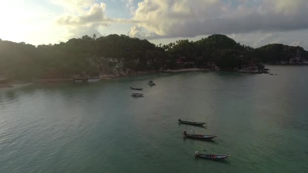 泰国海滩上的活船 令人叹为观止的海岸线 清澈清澈的Koh Tao水域 令人叹为观止的日出 坦特湾宁静的氛围 探索这个泰国岛屿海滩的奇景 — 图库视频影像